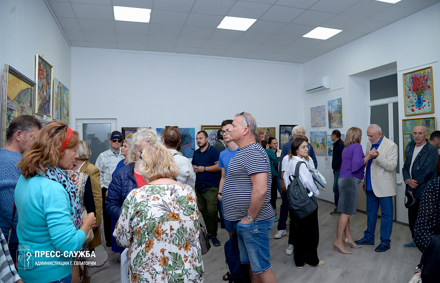 В Евпатории в Доме молодежи открылась выставка местных художников «Неслучайные встречи».